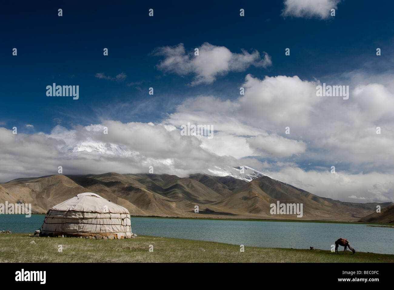 Yurta di fronte a Monte Muztagh Ata al Lago Karakul, provincia dello Xinjiang, Cina. Foto Stock