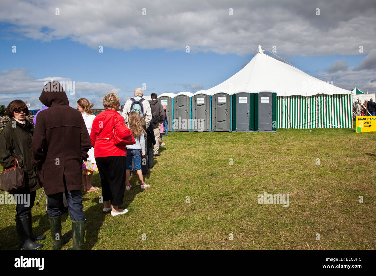 In attesa per la toilette, Wensleydale Agricultural Show tenutosi all inizio di settembre nei pressi di Leyburn, North Yorkshire Foto Stock