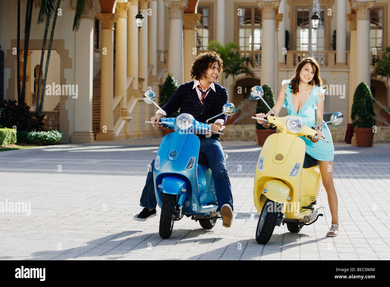 Giovane seduto su ciclomotori, Biltmore Hotel Coral Gables, Florida, Stati Uniti d'America Foto Stock