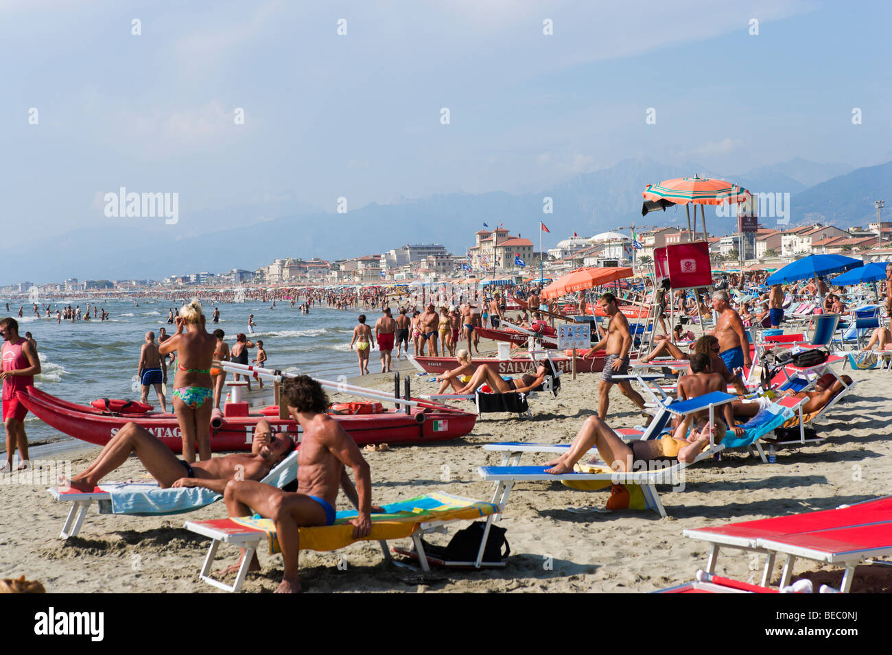 Spiaggia affollata a Viareggio, Riviera Toscana, Toscana, Italia Foto Stock