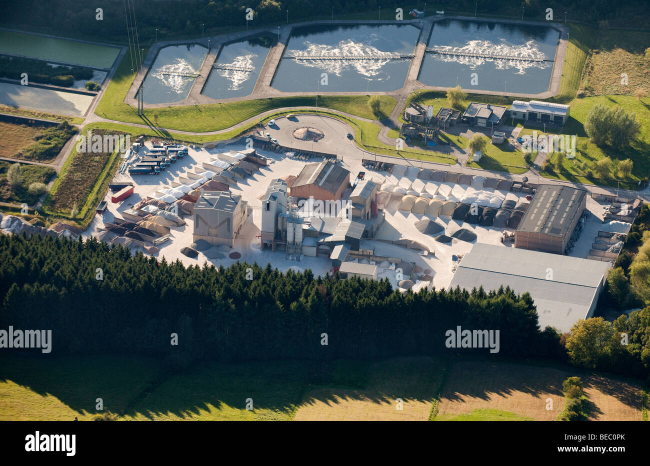 Vista aerea : Industria del marmo e impianto di trattamento delle acque Foto Stock