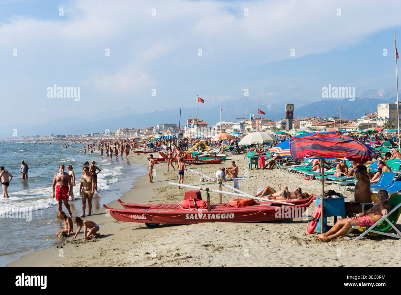 Spiaggia affollata a Viareggio, Riviera Toscana, Toscana, Italia Foto Stock