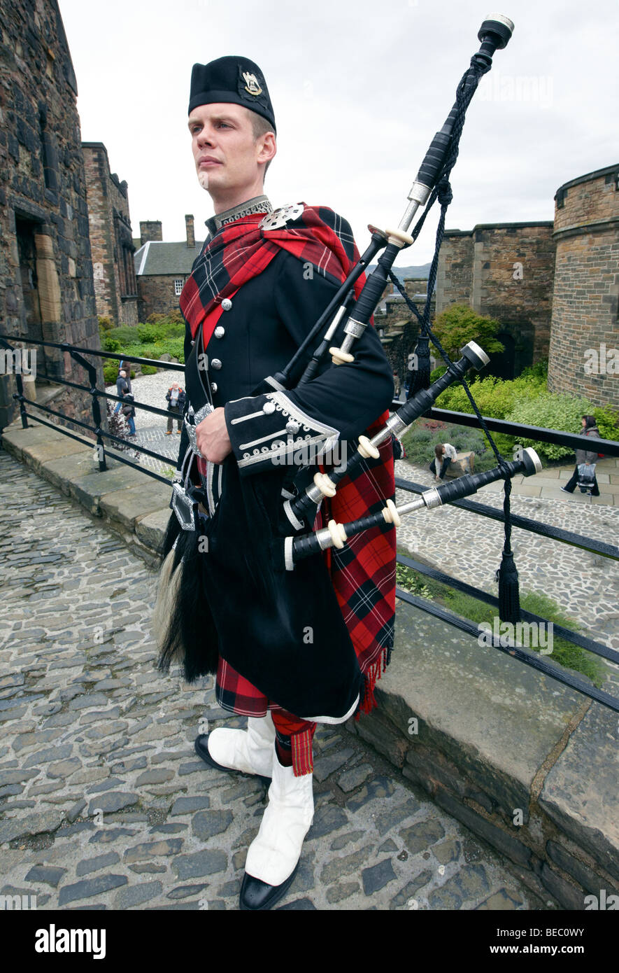 Scottish Piper il Castello di Edimburgo in Scozia UK Foto Stock