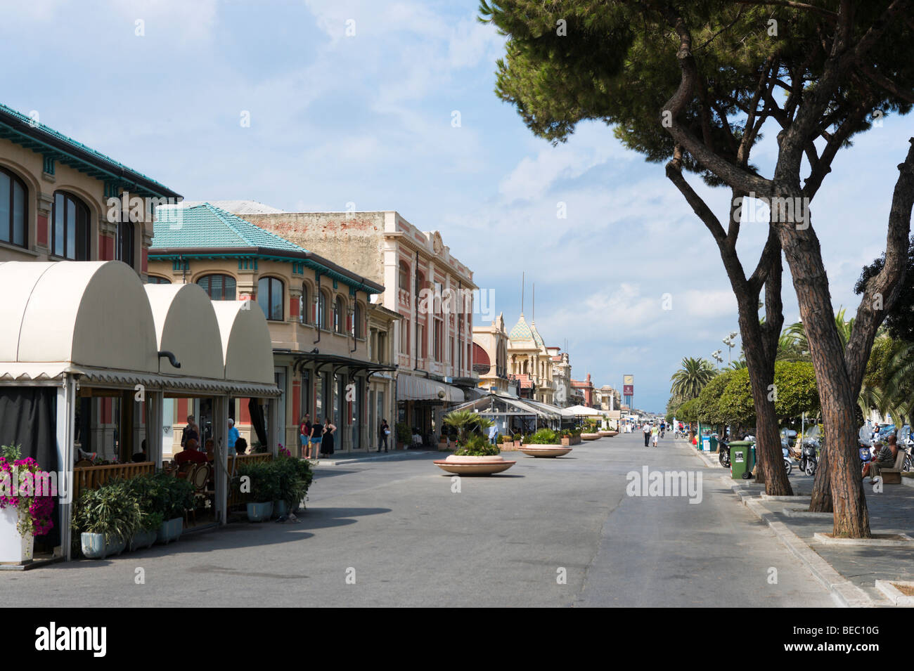 Ornati edifici su Viale Regina Margherita, Viareggio, Riviera Toscana, Toscana, Italia Foto Stock