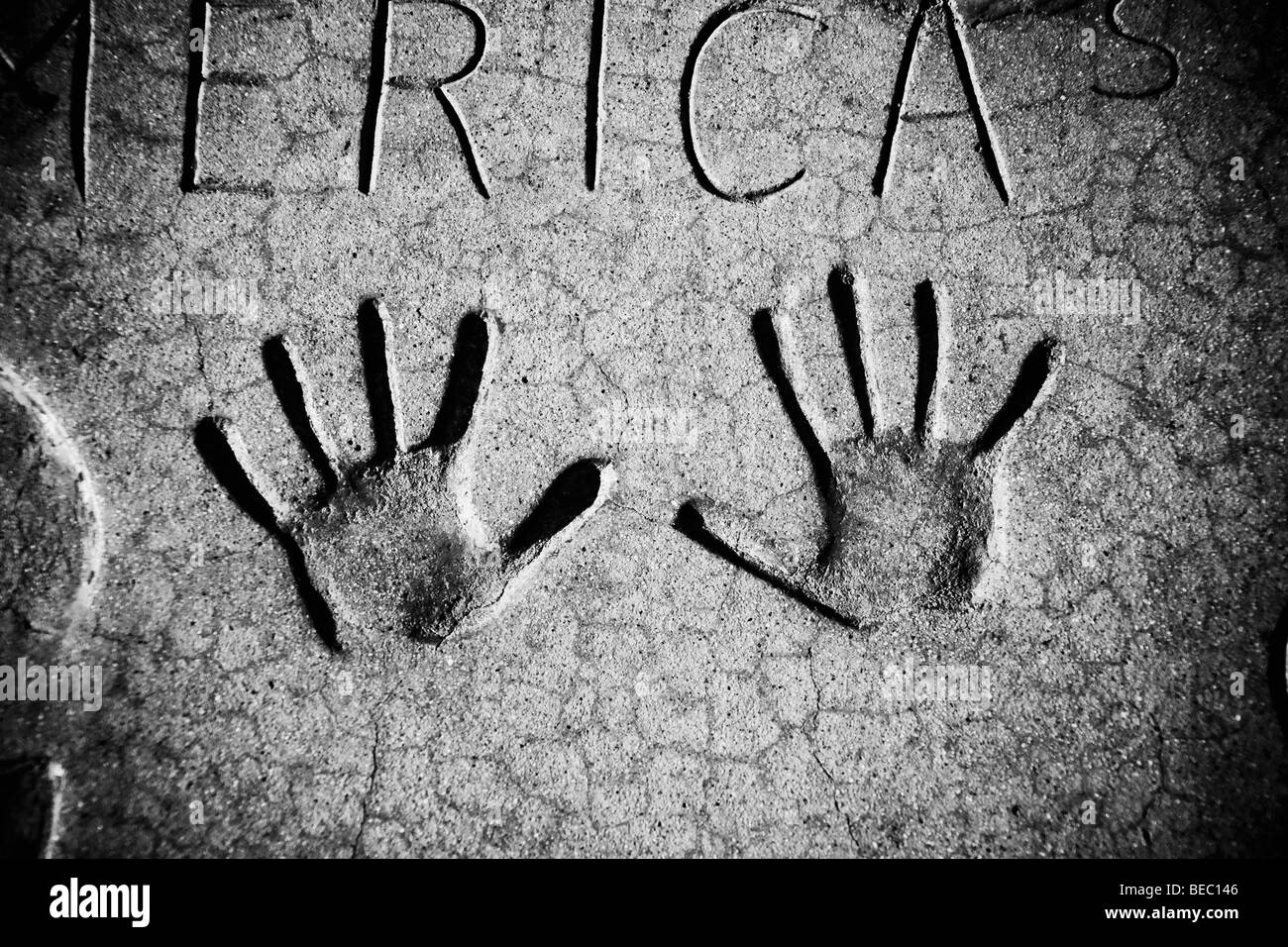 Close-up di handprints in cemento ad un teatro Grauman's Chinese theater,Hollywood Boulevard,Hollywood,Los Angeles , California , Stati Uniti Foto Stock