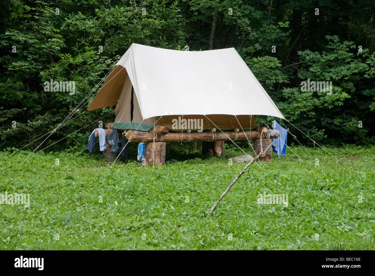 Tenda sollevata sulla piattaforma di legno per evitare di inondazione Foto Stock