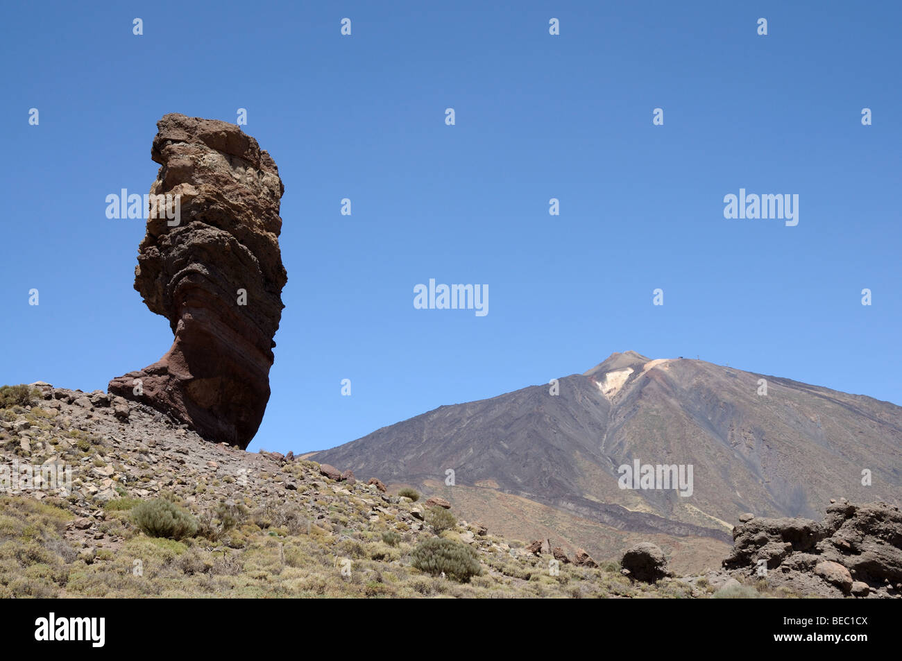 Cinchado rock di Los Roques de Garcia e il vulcano Teide sull isola Canarie Tenerife, Spagna Foto Stock