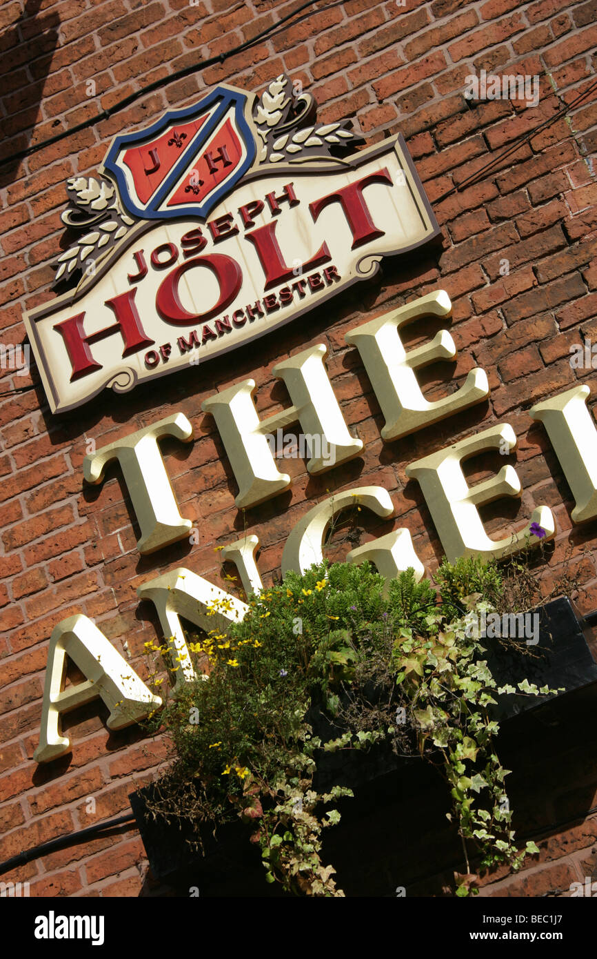 Città di Knutsford, Inghilterra. Close-up vista angolato dell'Angelo public house segno. Foto Stock