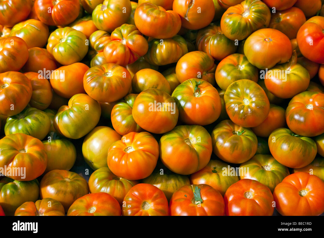 Carni bovine i pomodori su un mercato in stallo Foto Stock