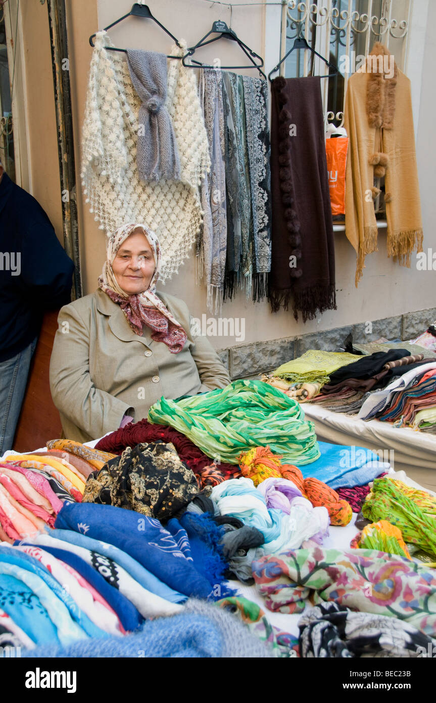 Eyup Istanbul Turchia mercato capo di abbigliamento moda Foto Stock