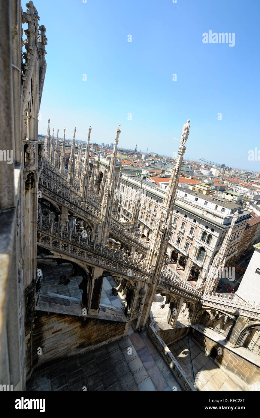 Lo skyline di Milano, dal tetto della cattedrale, che guarda a nord-ovest su archi rampanti e statue sulla sommità di guglie, Italia Foto Stock