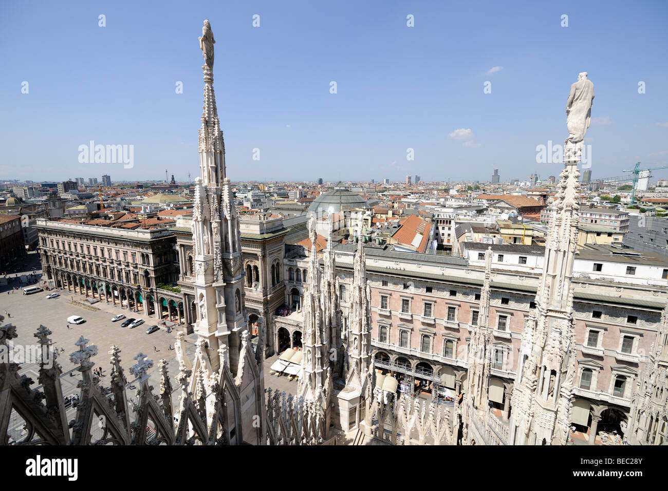 Lo skyline di Milano, dal tetto della cattedrale, che guarda a nord-ovest al di sopra della piazza (Piazza del Duomo), Lombardia, Italia Foto Stock