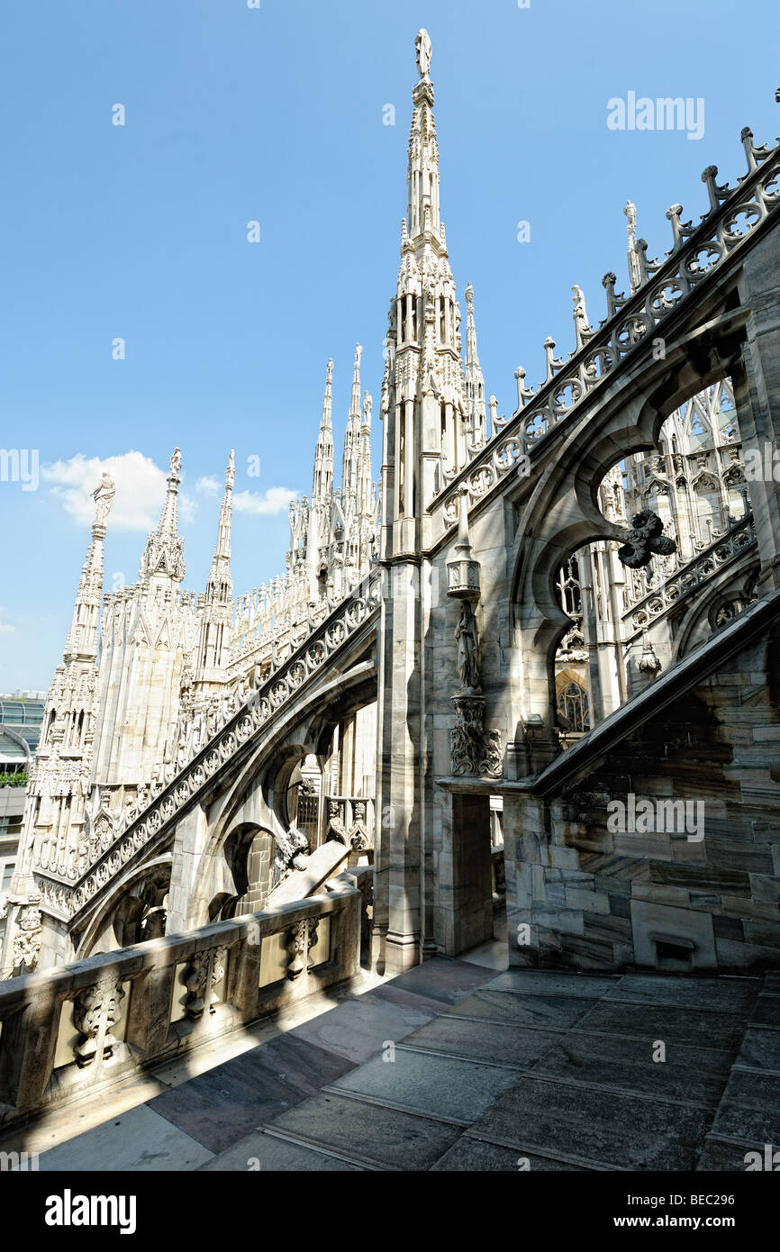 Flying contrafforte sostenere il tetto del Duomo di Milano, con le statue sulla sommità di guglie, Lombardia, Italia Foto Stock