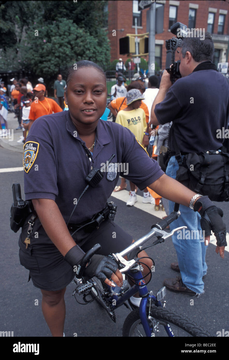 New York City poliziotta su una bicicletta a Brooklyn durante una parata. Foto Stock