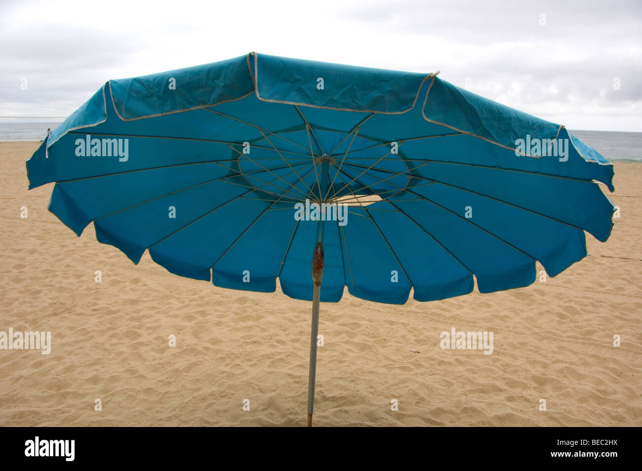 Ombrellone da spiaggia in sabbia Foto Stock