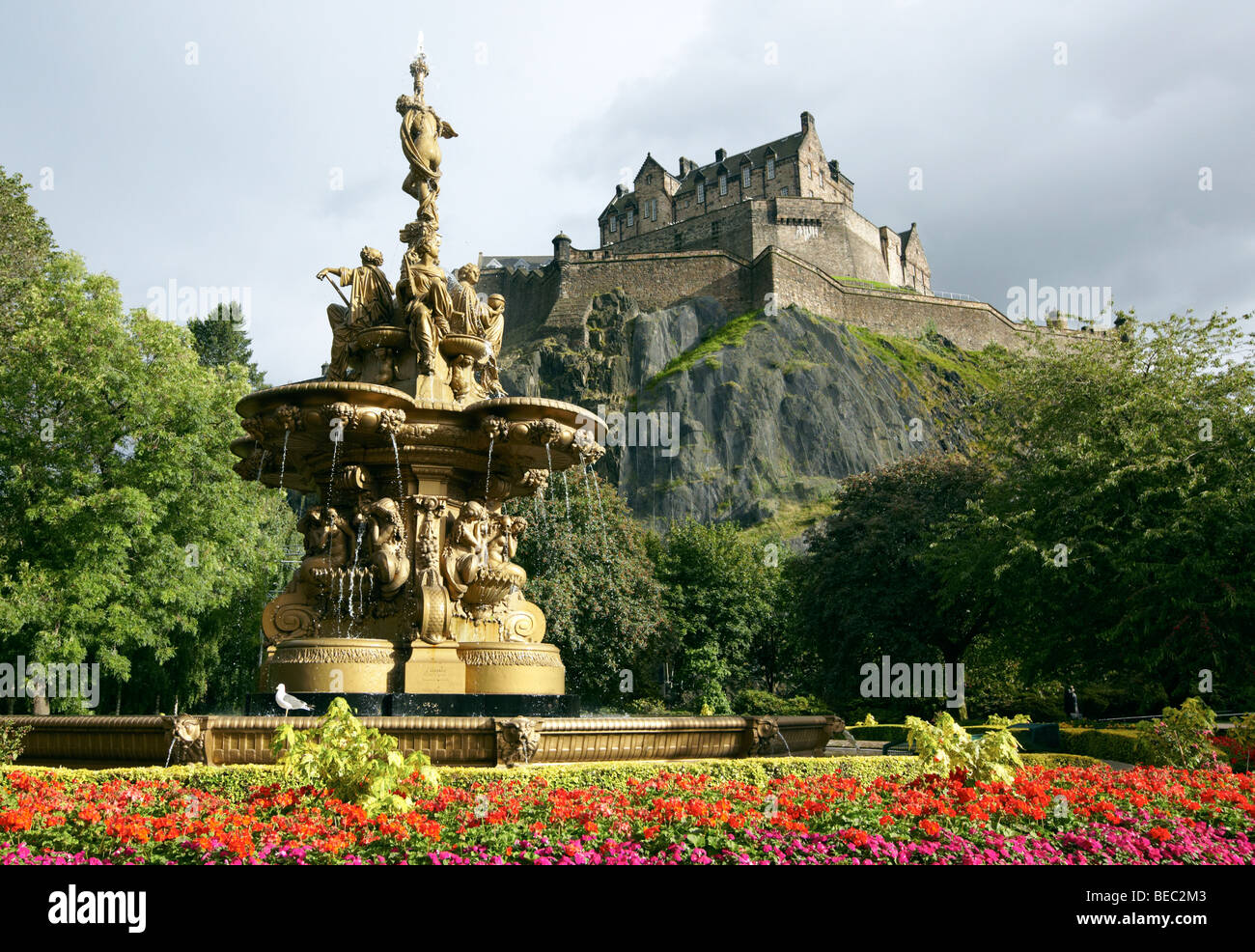 Monumento eretto nei giardini di Princes Street Edinburgh Scotland Regno Unito Foto Stock