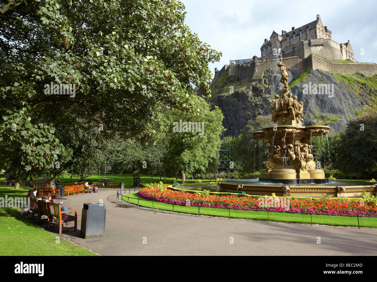 Monumento eretto nei giardini di Princes Street Edinburgh Scotland Regno Unito Foto Stock