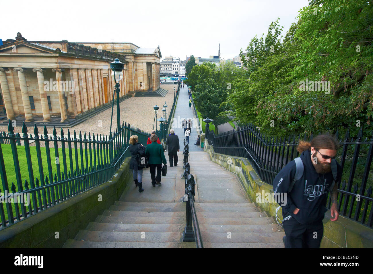 Centrale di passi dalla Galleria Nazionale scozzese di Edimburgo REGNO UNITO Foto Stock