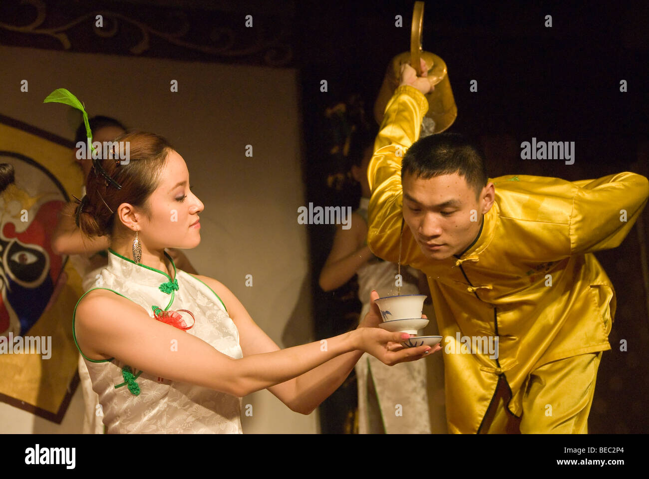 La cerimonia del tè prese parte al cinese di Chengdu opera visualizza, Chengu, Cina 2008 Foto Stock