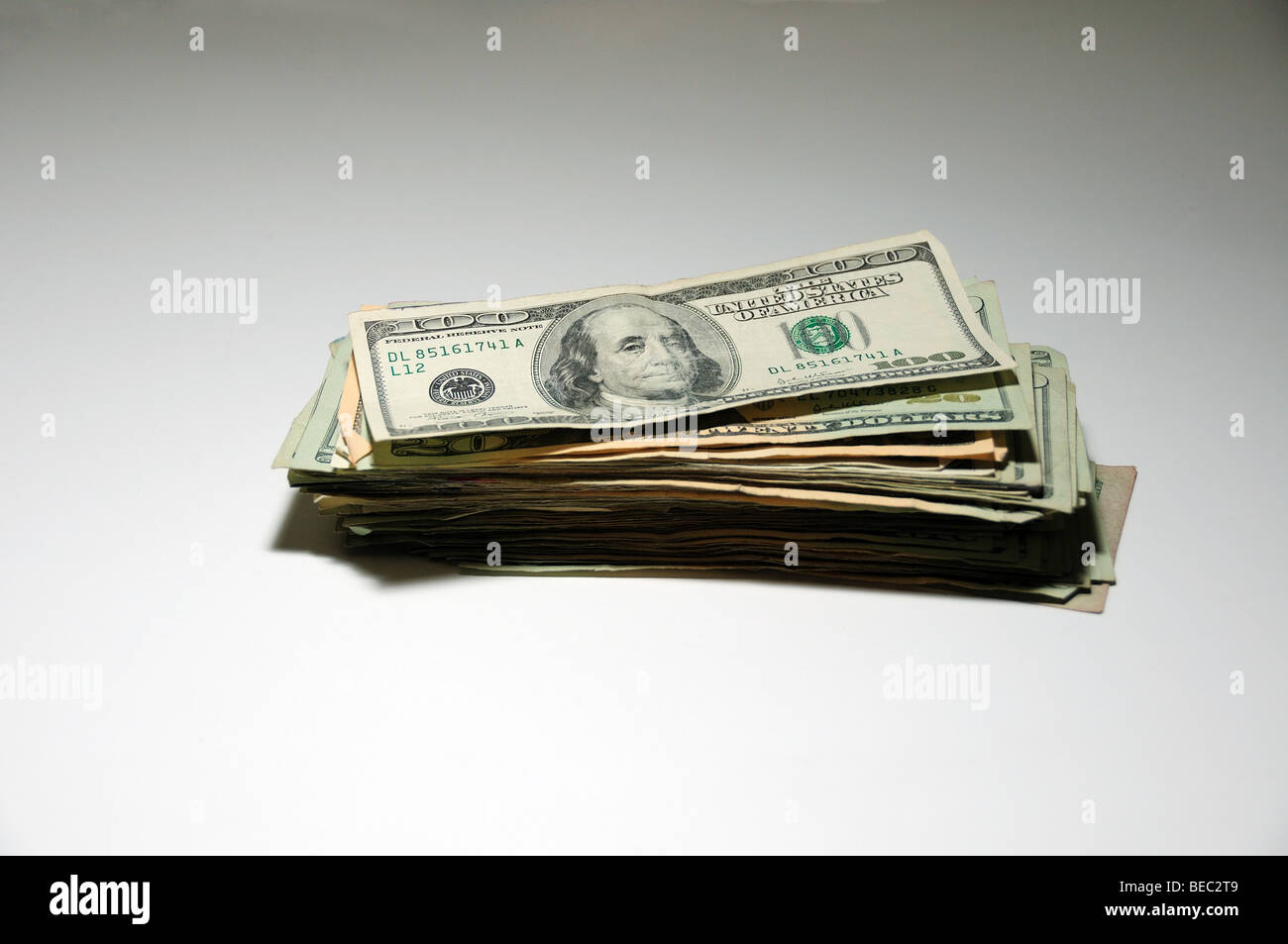 Una pila di soldi in dollari USA. Foto Stock