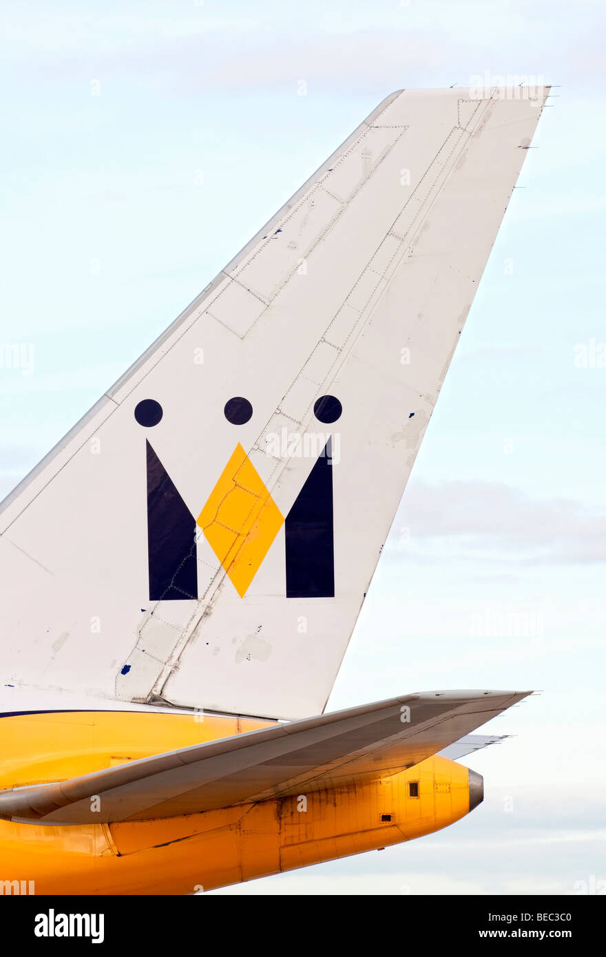 Pinna di coda di un monarca aeromobile come i taxi per il decollo dall'aeroporto di Manchester (ringway airport) a Manchester in Inghilterra Foto Stock