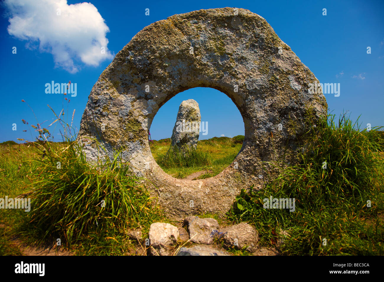 Gli uomini un Tol monumento megalitico nei pressi di morva, Cornwall, Regno Unito Foto Stock