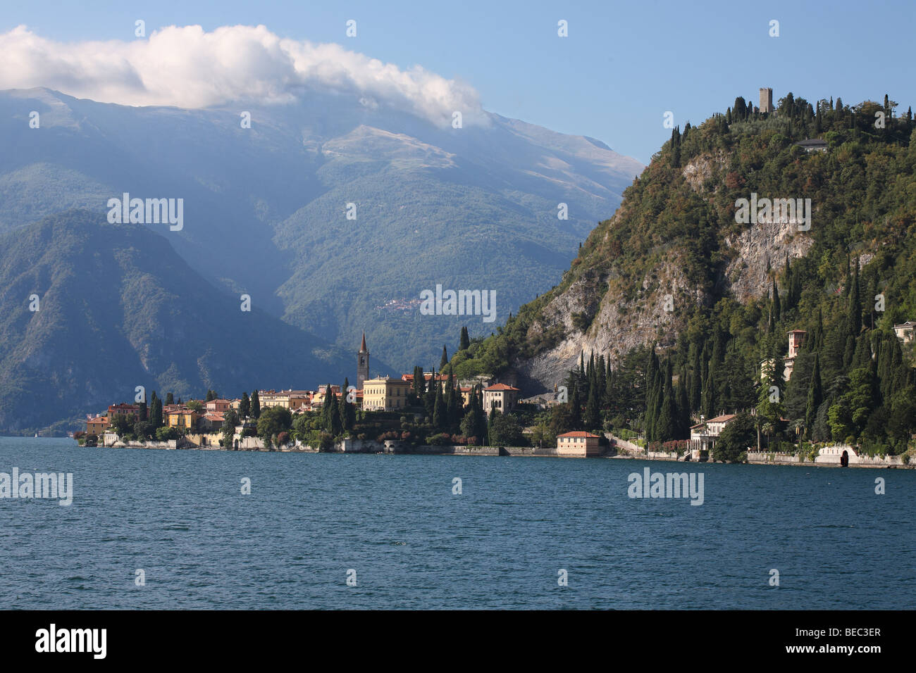 Varenna e il castello di Vezio visto sopra il lago di Como dal Fiumelatte, Italia, Europa Foto Stock