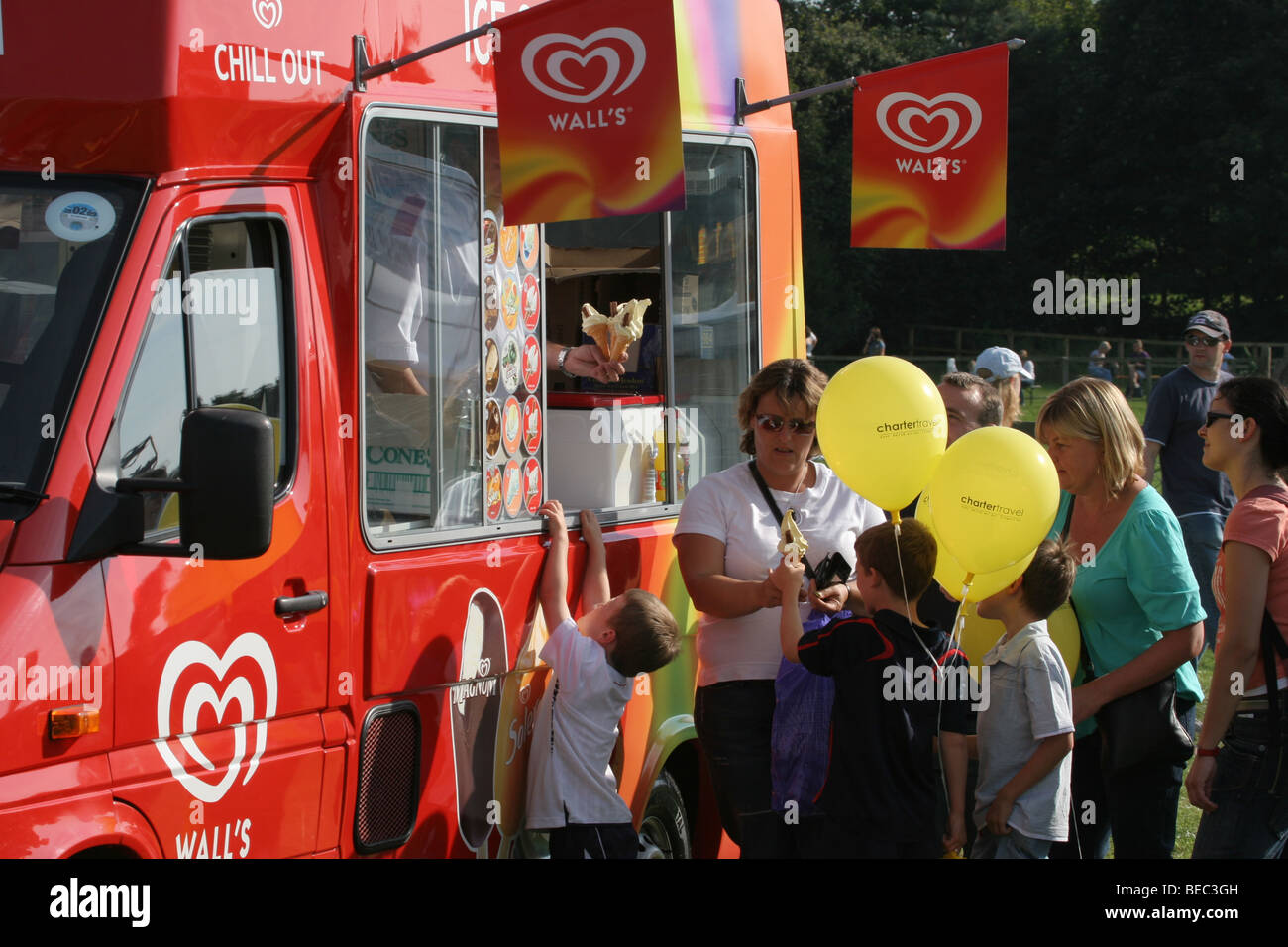 A que di persone che acquistano gelato da un gelato van Foto Stock