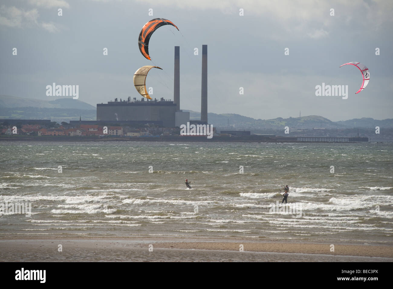 Kite boarding off Cockenzie Power Station, East Lothian, Scozia, Settembre 2009 Foto Stock