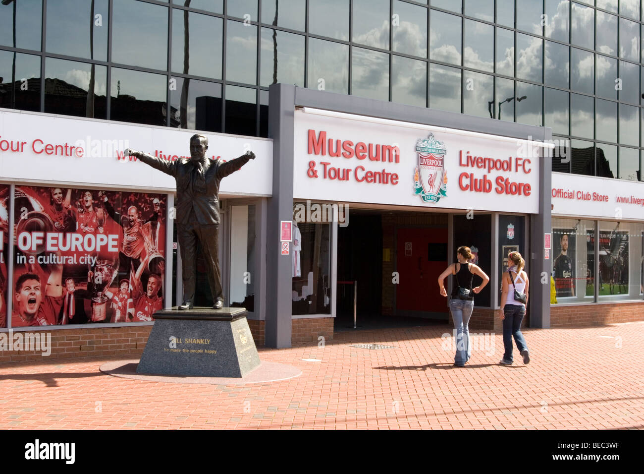 Vista del museo del Liverpool FC e del negozio di club con la statua di Bill Shankley in primo piano Foto Stock