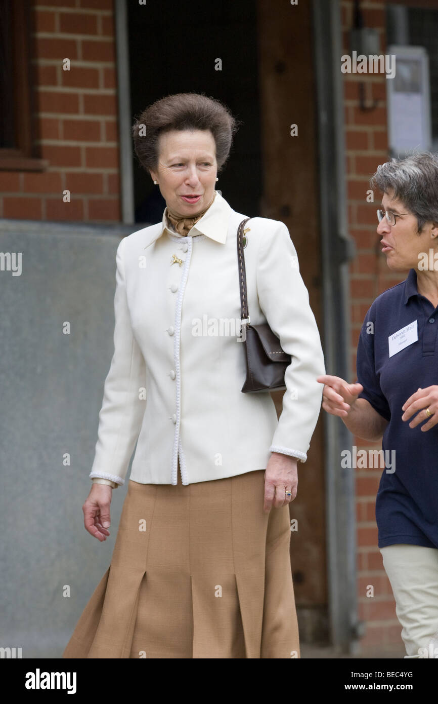 La famiglia reale britannica di S.A.R. la principessa Anne, la Principessa Reale, a un impegno ufficiale di una scuola di equitazione in Chigwell Foto Stock