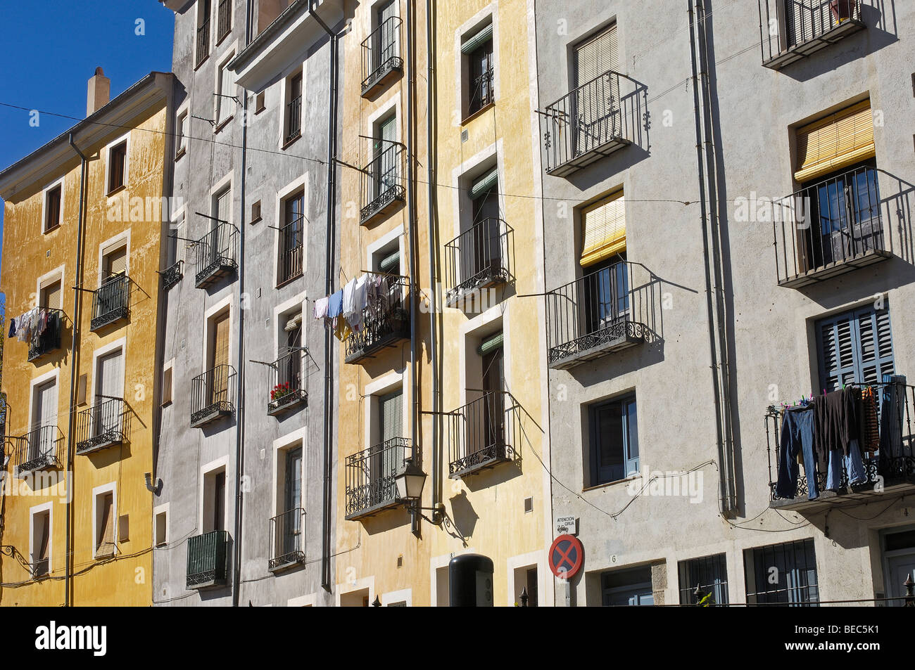 Colori facciata case ad Alfonso VIII street, Cuenca. Castilla-La Mancha, in Spagna Foto Stock