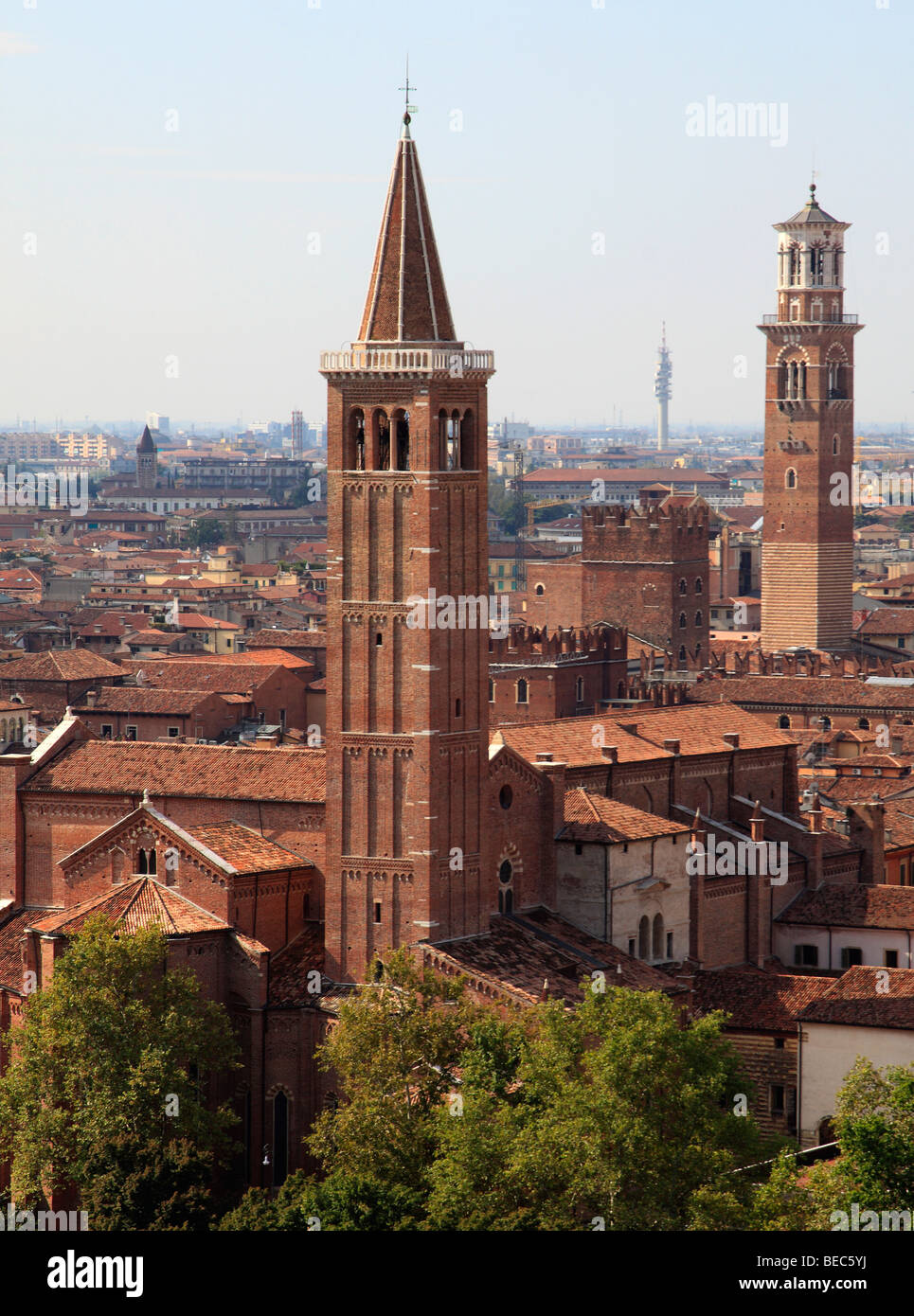 L'Italia, Verona, Sant' Anastasia Chiesa, la Torre dei Lamberti Foto Stock