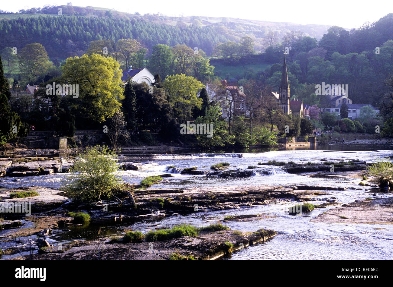 Llangollen, Clwyd, il Galles, la vista dal ponte, sul fiume Dee, città del Regno Unito lo scenario paesaggistico impostazione di viaggio Foto Stock