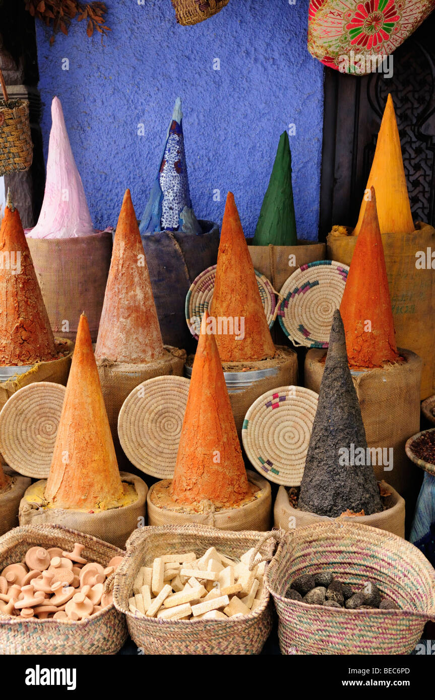 Il Marocco; Chefchaouen; visualizzazione di spezie presso un negozio di spezie Foto Stock