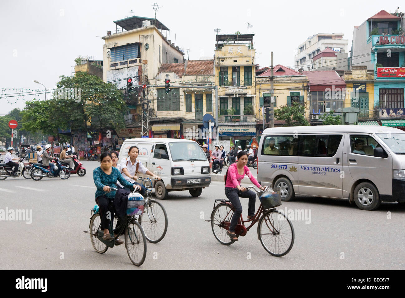 Persone a cavallo scooter/motorini in Vietnam a Hanoi Foto Stock