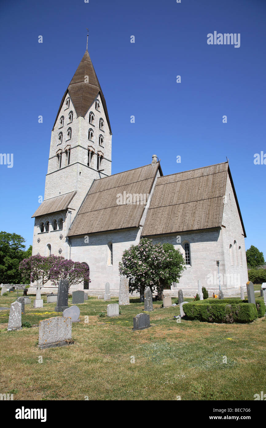 Chiesa di pietra con cimitero alla Tingstäde Träsk nella parte settentrionale dell'isola svedese di Gotland nel Mar Baltico. Foto Stock