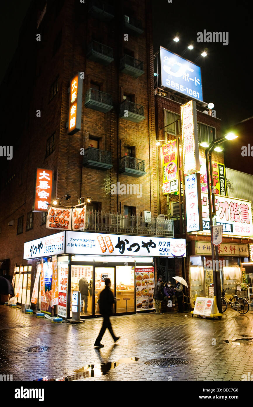 Luci al neon di Tokyo di notte Foto Stock