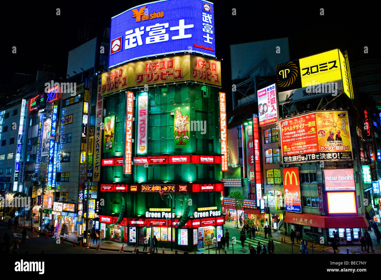 Edifici alti in notturna a Shinjuku, Tokyo Foto Stock
