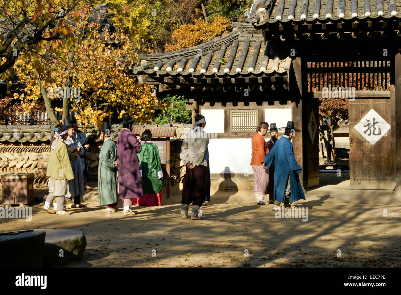Attori rendendo Joseon-Dynasty film, Villaggio Folcloristico Coreano, Corea del Sud Foto Stock