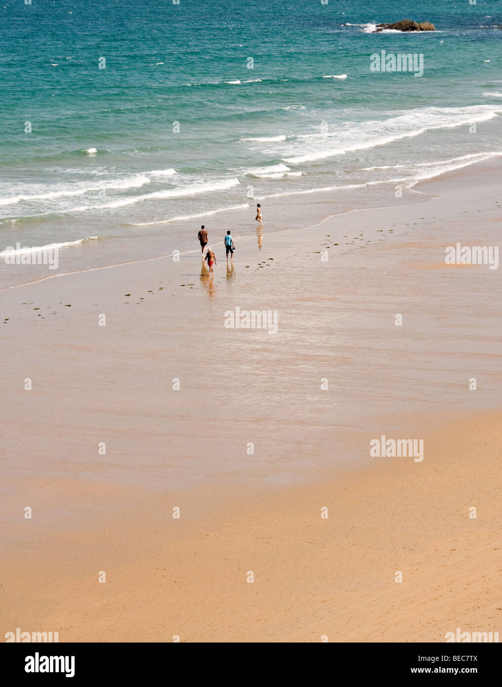 La gente a piedi a la Playa del Sardinero a Santander Foto Stock