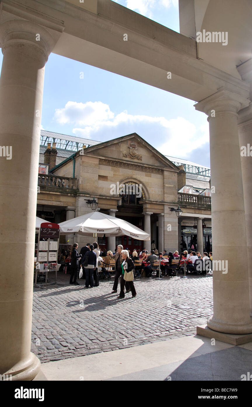 Ristorante esterno, Covent Garden Piazza, Covent Garden, la City of Westminster, Londra, Inghilterra, Regno Unito Foto Stock