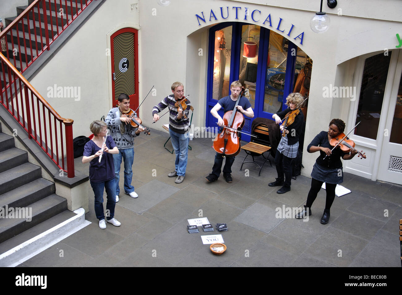 Gruppo classica esecuzione, mercato di Covent Garden, Covent Garden, la City of Westminster, Londra, Inghilterra, Regno Unito Foto Stock