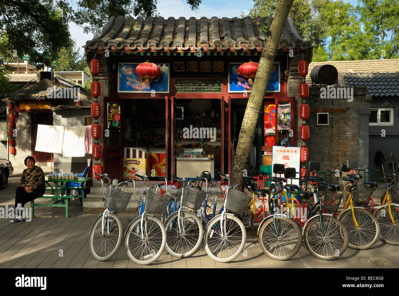 Piccolo negozio vicino Ponte Jinding di l'Houhai vendono spuntini e bevande e noleggio biciclette Foto Stock