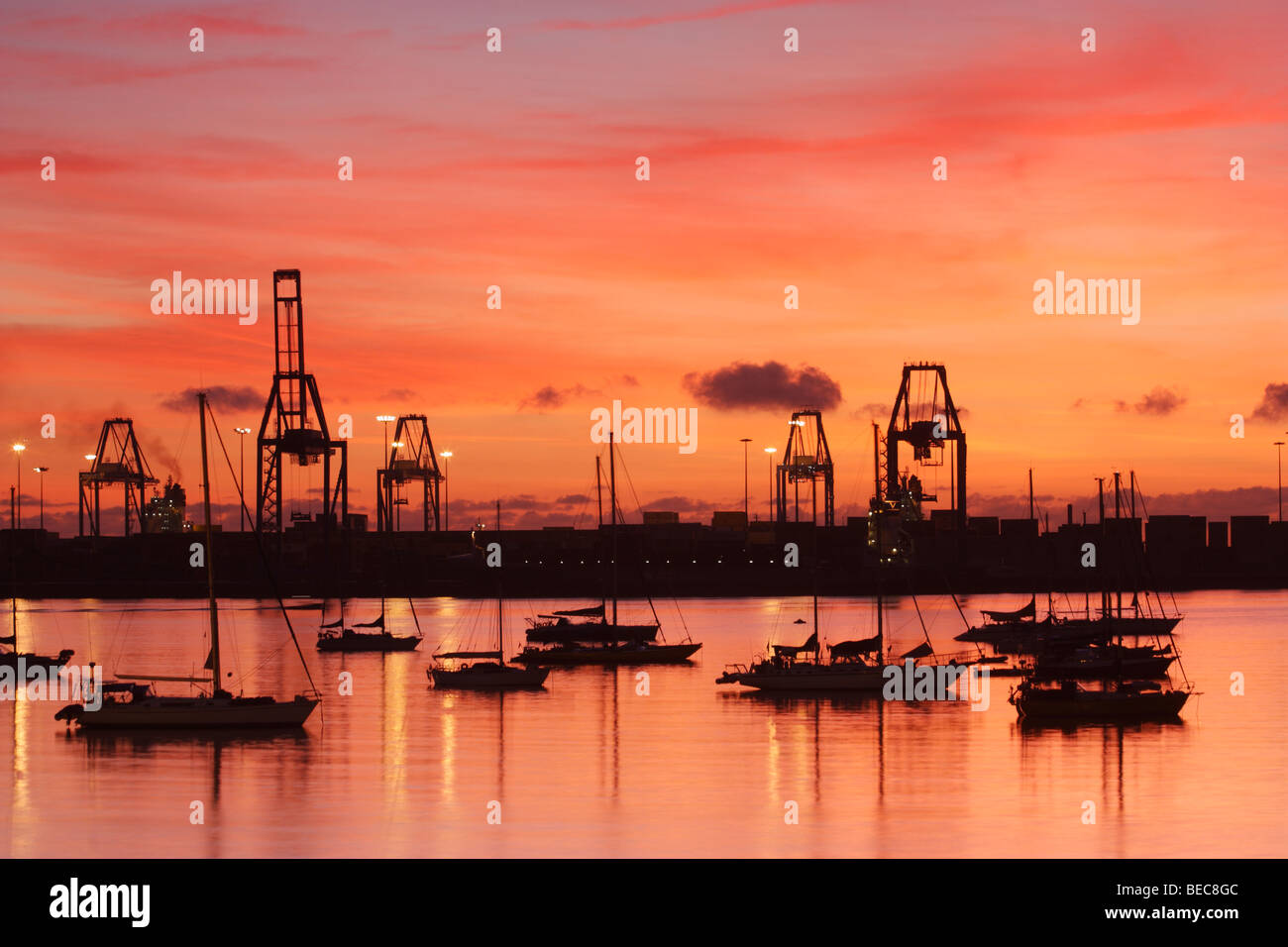 Yacht ormeggiati a sunrise. A Las Palmas di Gran Canaria Isole Canarie. Foto Stock