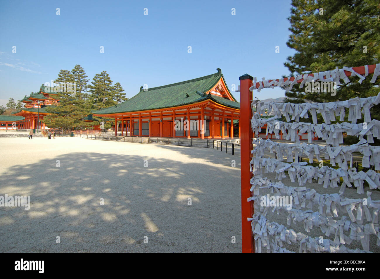 Offerte di Omikuji (fortune carta) in Jingu Heian (Heian-Jingu) Santuario, Kyoto, Giappone Foto Stock