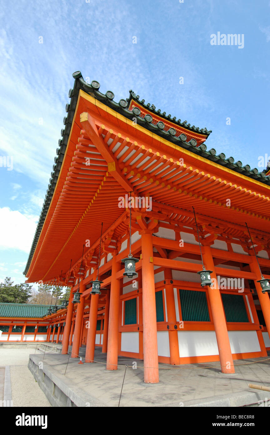 Primo piano di un tetto vermiglio presso una struttura Shinto al Jingu Heian (Heian-Jingu) Santuario, Kyoto, Giappone Foto Stock