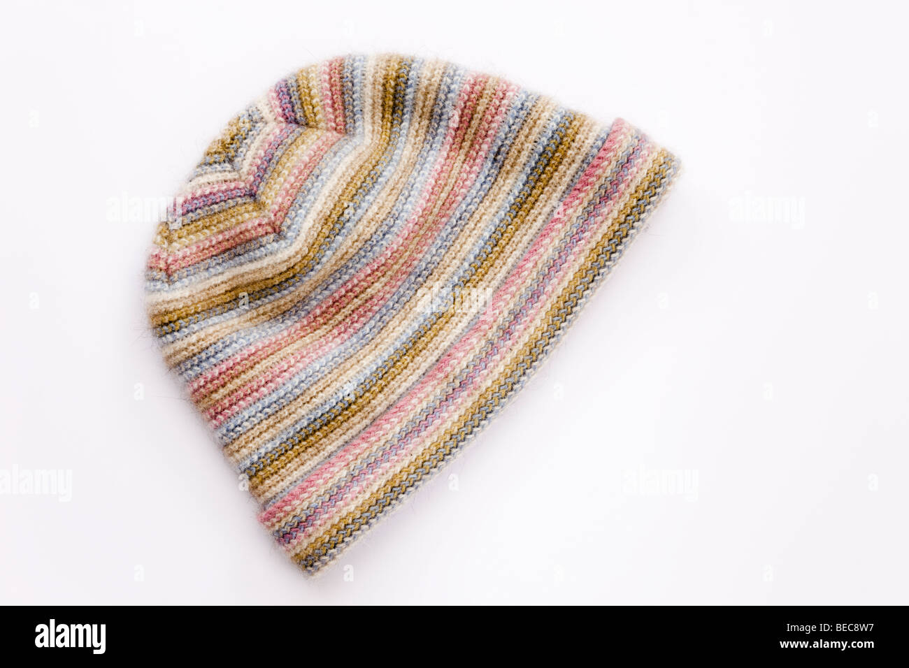 Strisce di lana invernale beanie hat su sfondo bianco Foto Stock