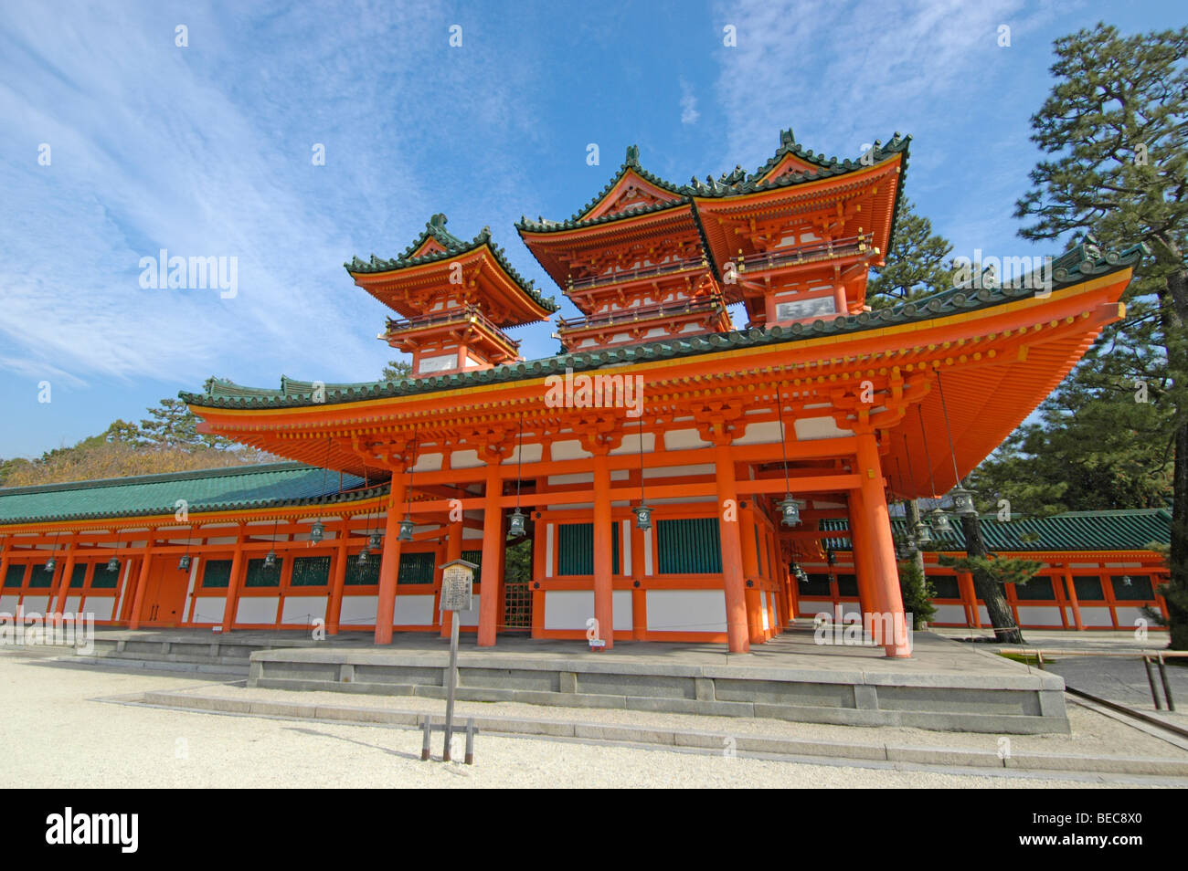 Edificio di vermiglio con il blu del cielo e wispy cloud a Heian (Jingu Heian-Jingu) Santuario, Kyoto, Giappone Foto Stock