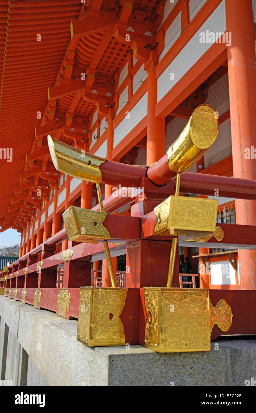 Estremità in ottone e piastre di giunzione attaccato a Vermiglio travi in legno al Jingu Heian (Heian-Jingu) Santuario, Kyoto, Giappone Foto Stock